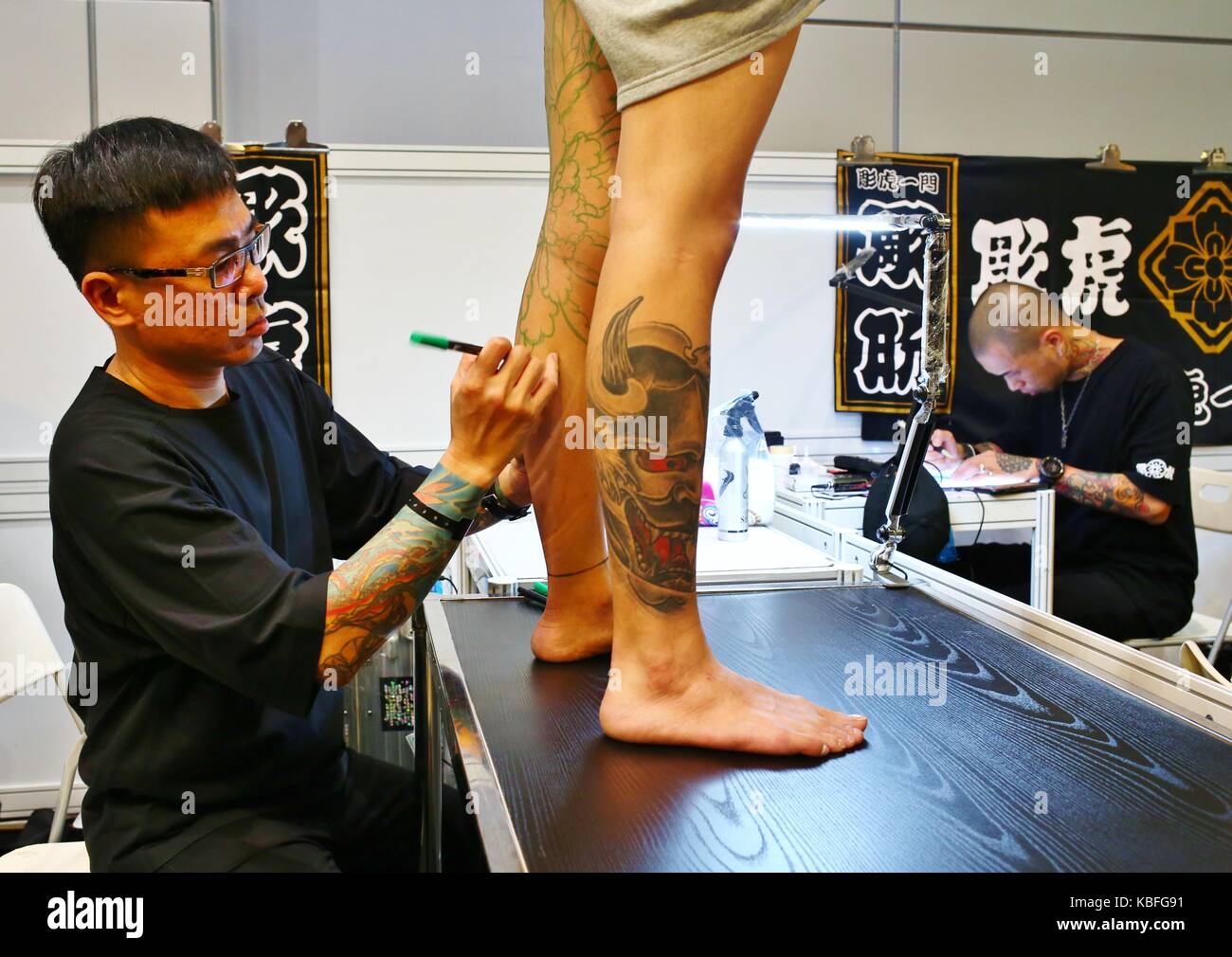 Hongkong. September 2017. Ein Tattoo-Künstler skizziert sich, bevor er einen Teilnehmer während der Hong Kong Tattoo Convention 2017 tätowiert. Quelle: Gonzales Photo/Alamy Live News Stockfoto