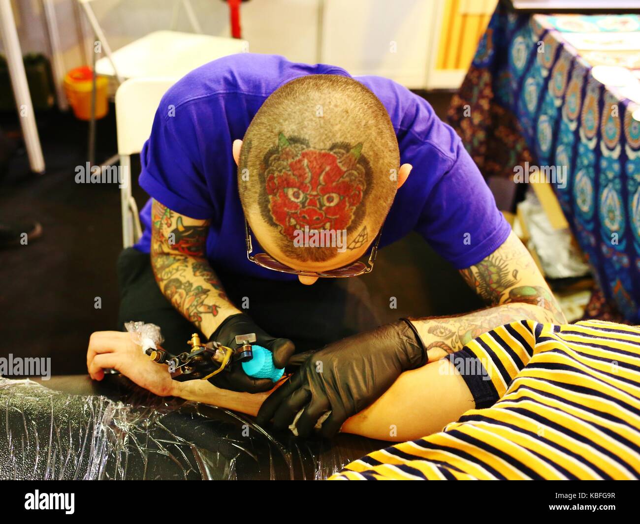 Hongkong. September 2017. Ein voll fokussierter Tätowierer arbeitet an einem Arm Tattoo während der Hong Kong Tattoo Convention 2017. Quelle: Gonzales Photo/Alamy Live News Stockfoto