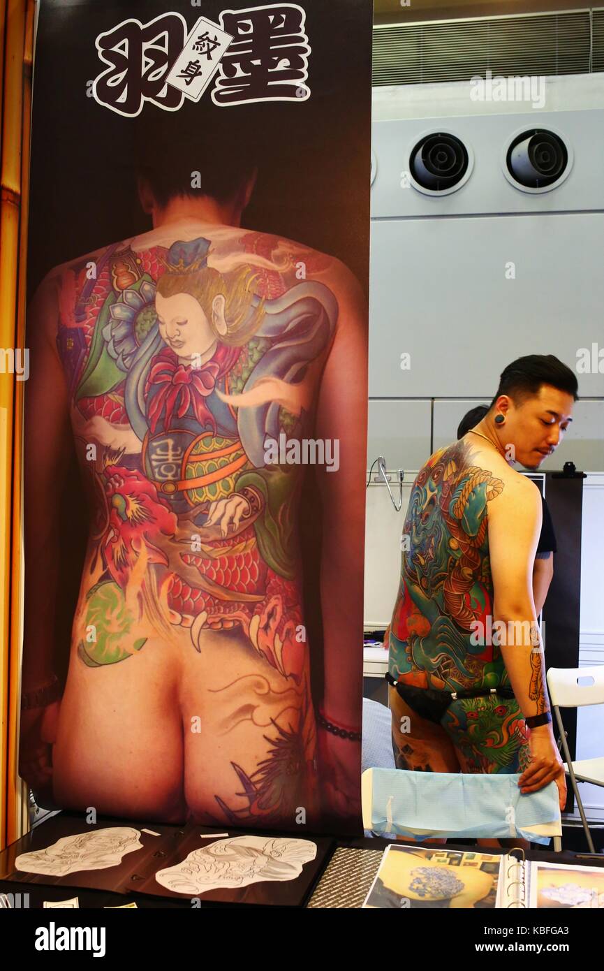 Hongkong. September 2017. Ein Teilnehmer zeigt seine Rückentätowierung während der Hong Kong Tattoo Convention 2017. Quelle: Gonzales Photo/Alamy Live News Stockfoto