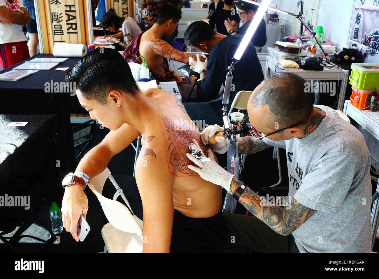 Hongkong. September 2017. Ein Besucher wird während der Hong Kong Tattoo Convention 2017 von einem Tätowierer auf die Rückseite tätowiert. Quelle: Gonzales Photo/Alamy Live News Stockfoto