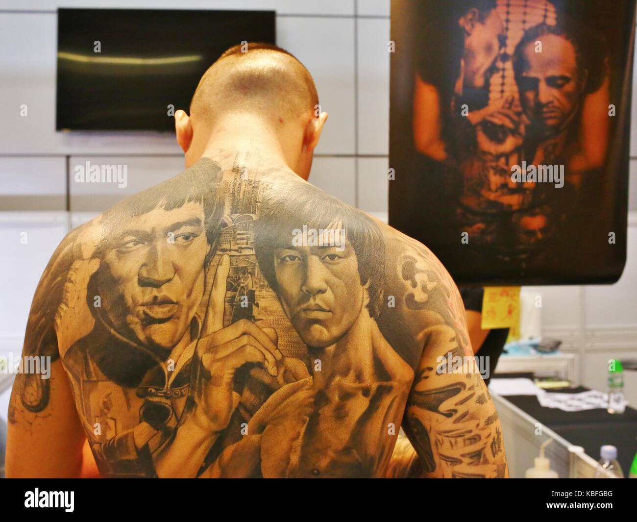 Hongkong. September 2017. Ein Teilnehmer zeigt seinen ganzen Körper Bruce Lee Tätowierungen während der Hong Kong Tattoo Convention 2017. Quelle: Gonzales Photo/Alamy Live News Stockfoto