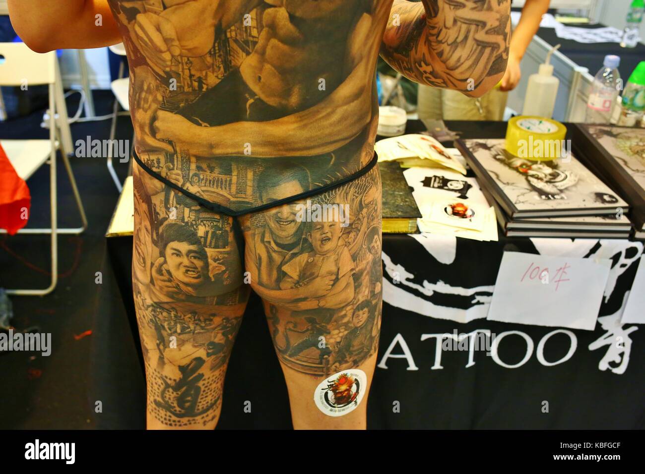 Hongkong. September 2017. Ein Teilnehmer zeigt seinen ganzen Körper Bruce Lee Tätowierungen während der Hong Kong Tattoo Convention 2017. Quelle: Gonzales Photo/Alamy Live News Stockfoto