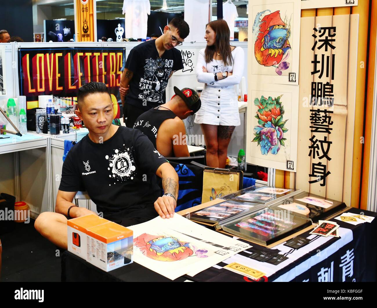 Hongkong. September 2017. Ein Tattoo-Künstler präsentiert die Arbeit während der Hong Kong Tattoo Convention 2017. Quelle: Gonzales Photo/Alamy Live News Stockfoto