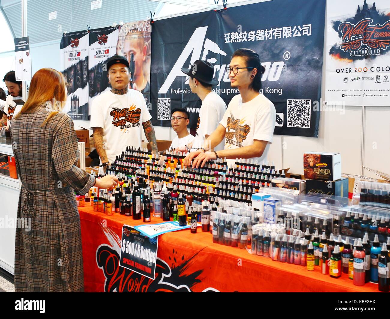 Hongkong. September 2017. Neben Tattoo-Künstlern finden Sie Produktlieferanten aus der Tattoo-Industrie, die ihre Marken auf der Hong Kong Tattoo Convention 2017 bewerben. Quelle: Gonzales Photo/Alamy Live News Stockfoto