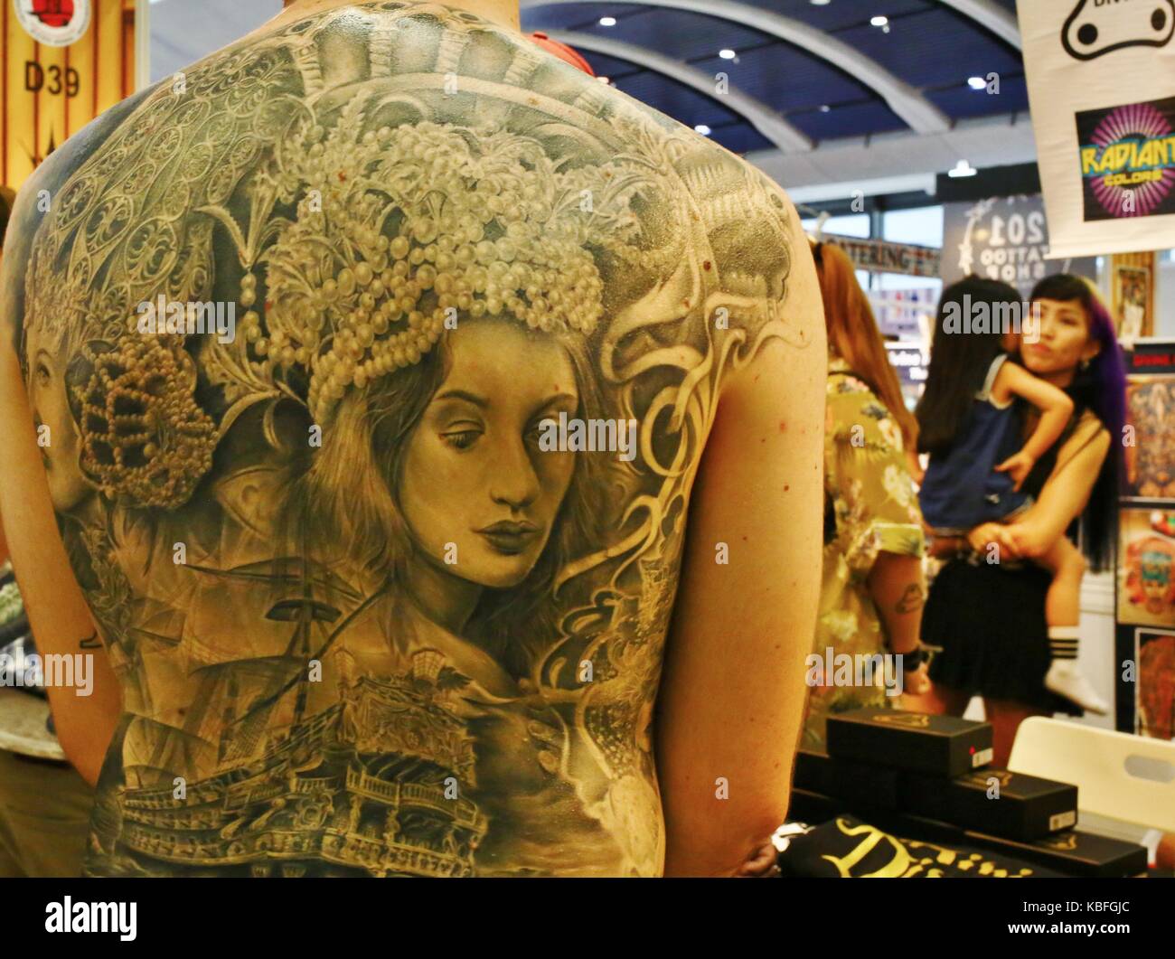 Hongkong. September 2017. Ein Teilnehmer zeigt seine Rückentätowierung während der Hong Kong Tattoo Convention 2017. Quelle: Gonzales Photo/Alamy Live News Stockfoto