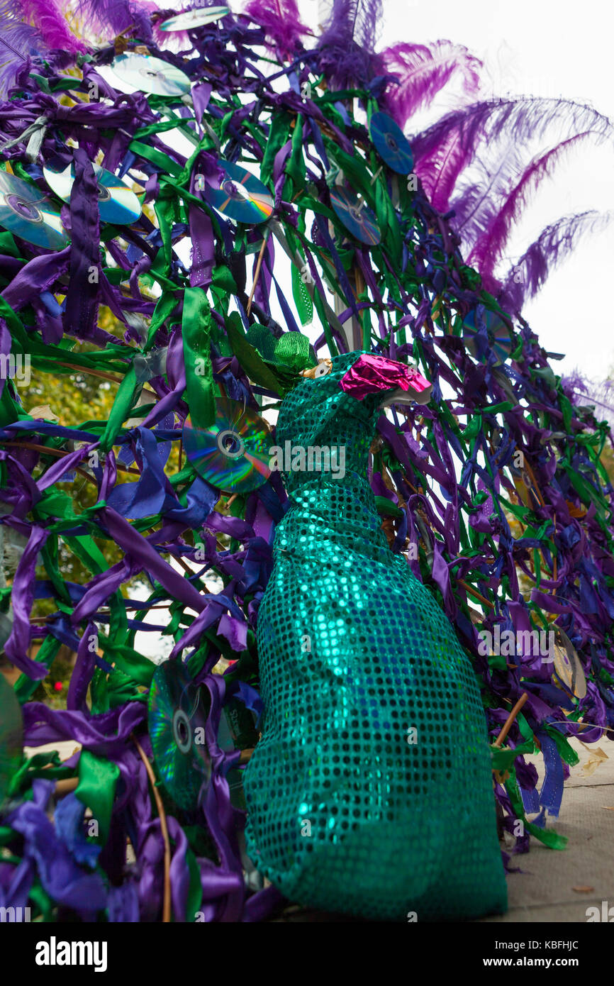 Croydon Internationale Mela Festival: Wandle Park, Croydon, Großbritannien. 30 September, 2017 bunte Pfau headress Credit: Steve Parkins/Alamy leben Nachrichten Stockfoto