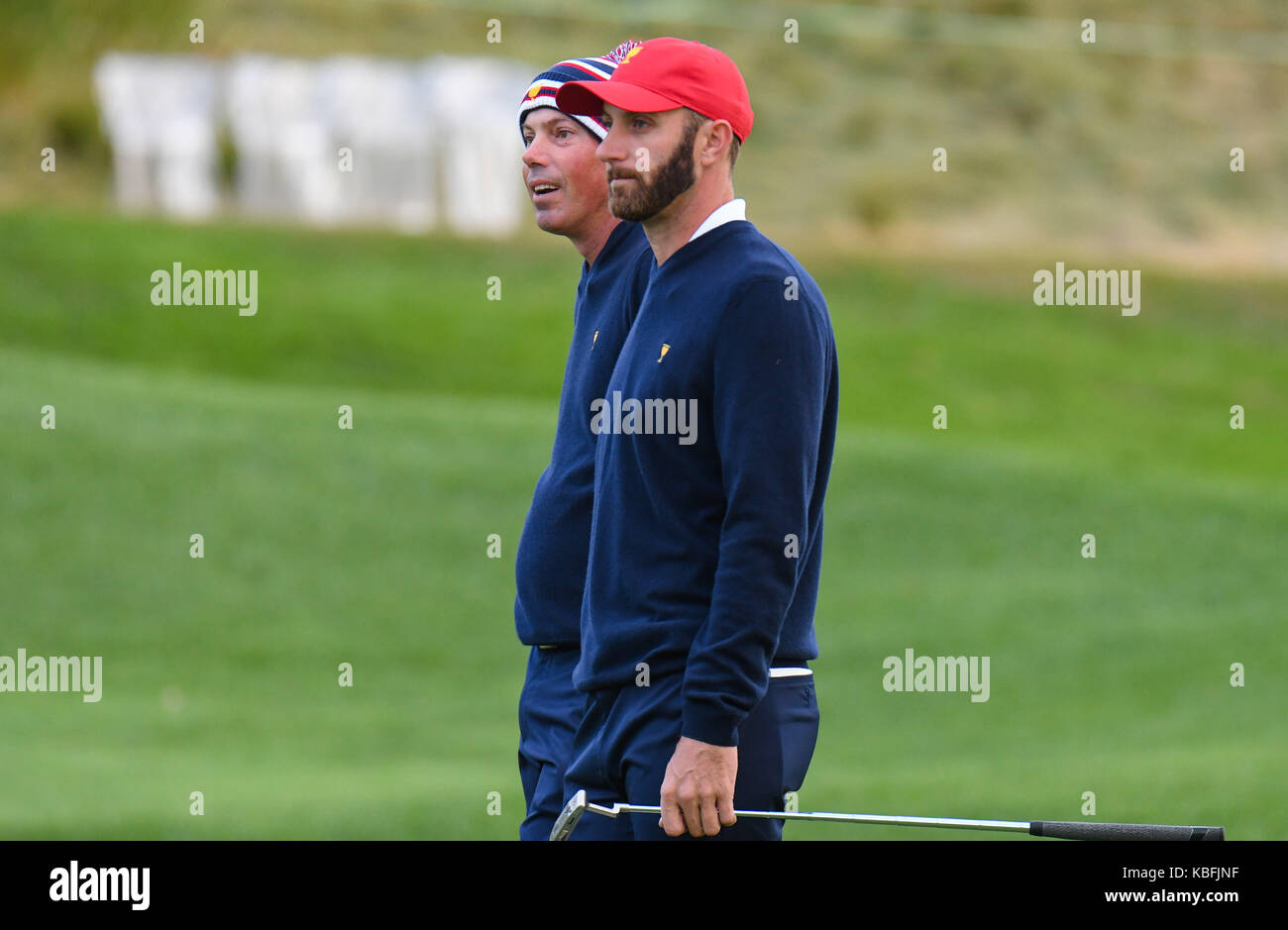 Samstag, September 30, 2017: Dustin Johnson und Matt Kuchar der Vereinigten Staaten stehen zusammen auf dem Grün der ersten Bohrung während der dritten Runde der Präsidenten Cup in Liberty National Golf Course in Jersey City, New Jersey. Gregory Vasil/CSM Stockfoto
