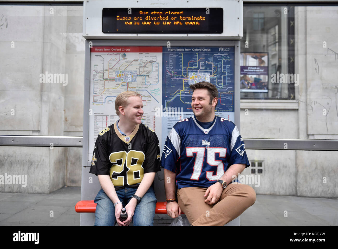 London, Großbritannien. 30. September 2017. Ein paar American Football fans versammeln sich in der Hauptstadt für 'NFL auf Regent Street", eine Veranstaltung von NFL UK vor dem Spiel zwischen den Miami Dolphins und die New York Heiligen, die im Wembley Stadion am folgenden Tag teilnehmen werden. Credit: Stephen Chung/Alamy leben Nachrichten Stockfoto