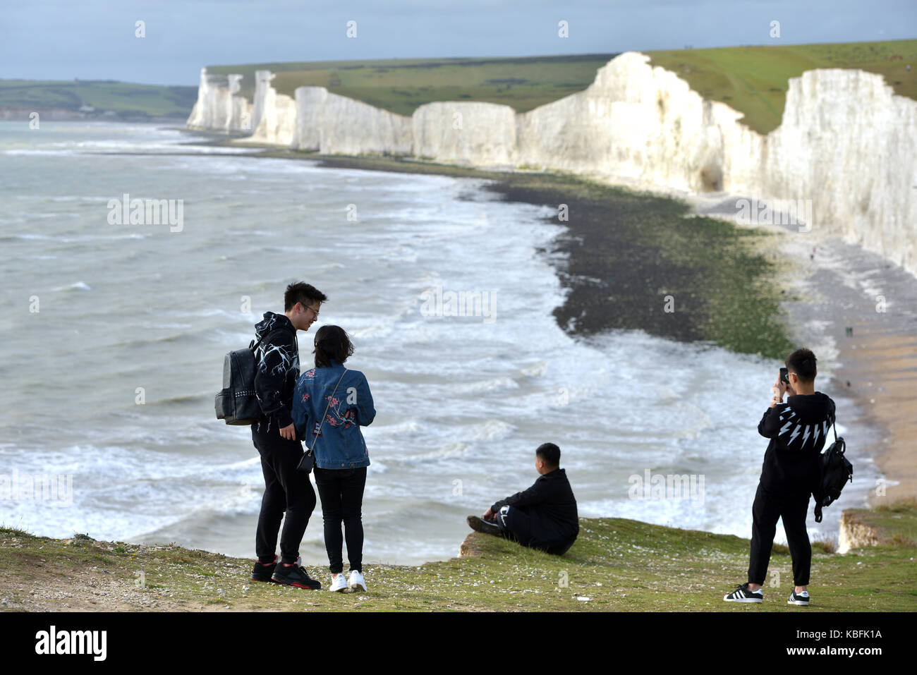 Birling Gap, East Sussex. 30. September 2017. Die Besucher der berühmten Sieben Schwestern Kreidefelsen, Risiken einzugehen, um selfies am Rande der bröckelnden Klippe Rand nur Stunden, bevor Schritte zum Strand durch die Erosion geschlossen sind. Die Schritte werden auf den 1. Oktober geschlossen werden, Jahre früher als erwartet, und zwar wegen der Zunahme Cliff fällt. © Peter Cripps/Alamy leben Nachrichten Stockfoto