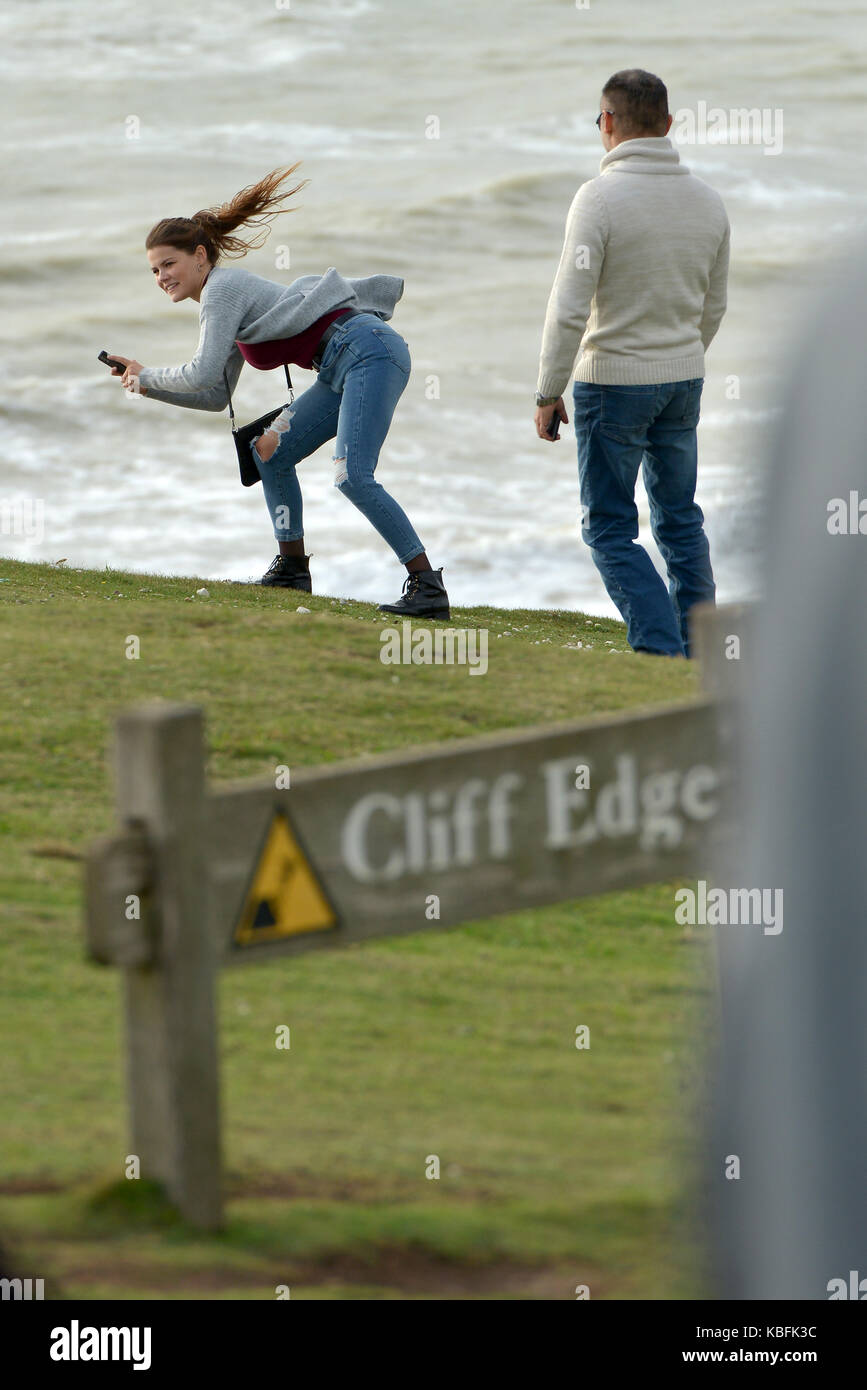 Birling Gap, East Sussex. 30. September 2017. Die Besucher der berühmten Sieben Schwestern Kreidefelsen, Risiken einzugehen, um selfies am Rande der bröckelnden Klippe Rand nur Stunden, bevor Schritte zum Strand durch die Erosion geschlossen sind. Die Schritte werden auf den 1. Oktober geschlossen werden, Jahre früher als erwartet, und zwar wegen der Zunahme Cliff fällt. © Peter Cripps/Alamy leben Nachrichten Stockfoto