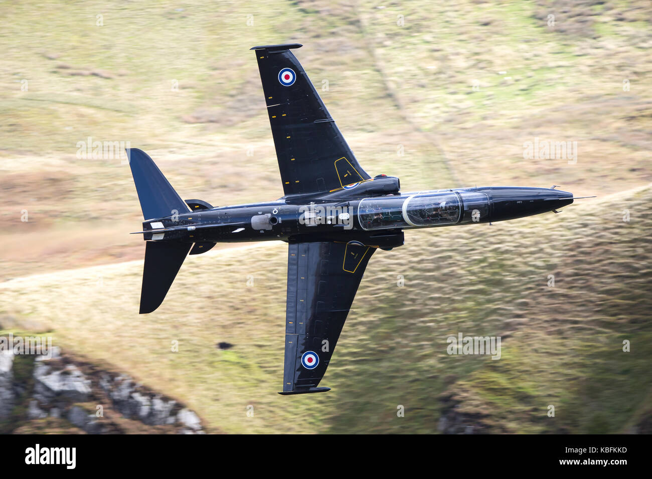 Hawk Ausbildung Flugzeuge erfasst, wie es Banken recht während eines plötzlichen Fly-by in den walisischen Hügel. Mid-Wales, UK. Stockfoto