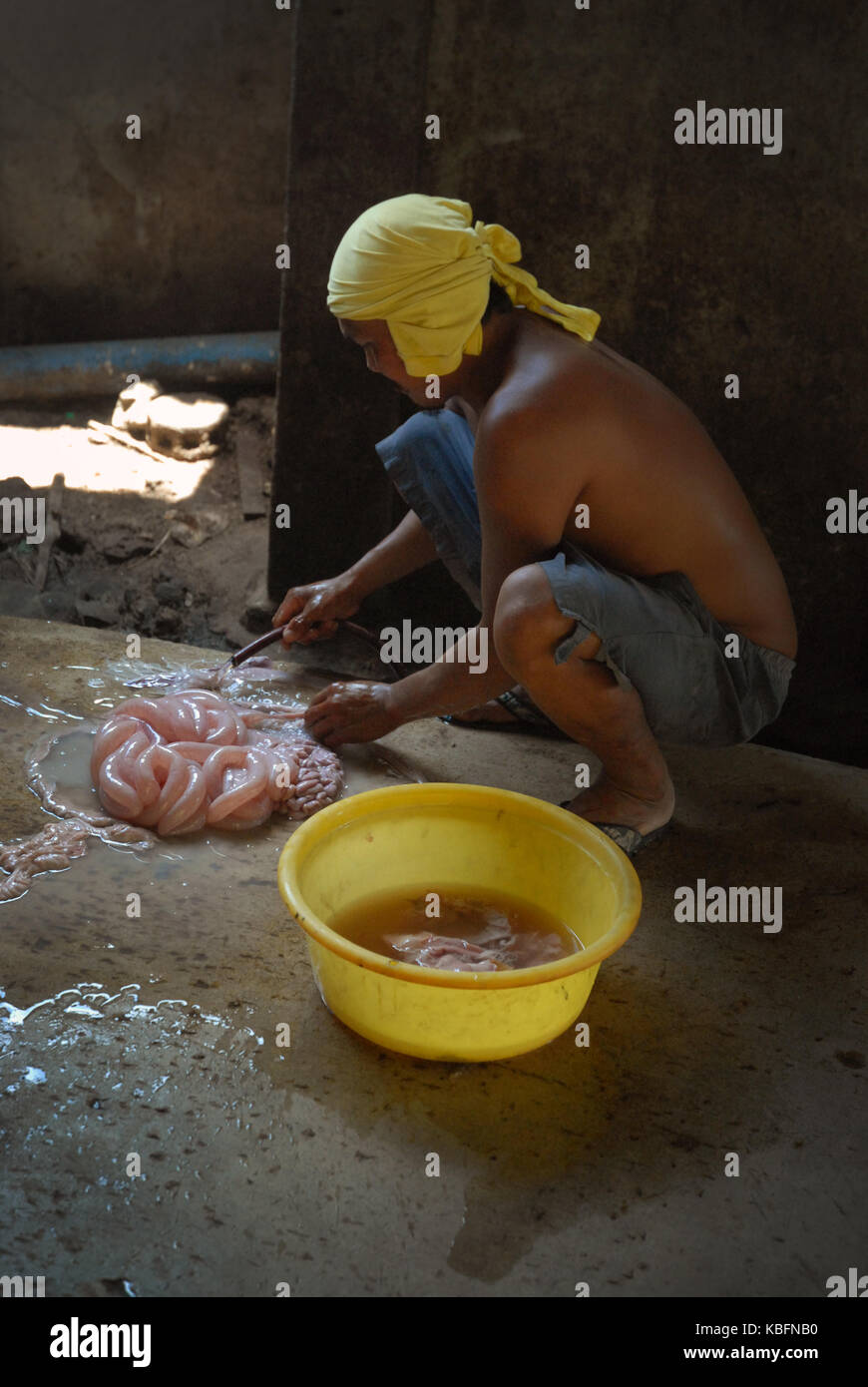 Man aufpumpen Schweine Därme, Angeles, Central Luzon, Philippinen. Stockfoto