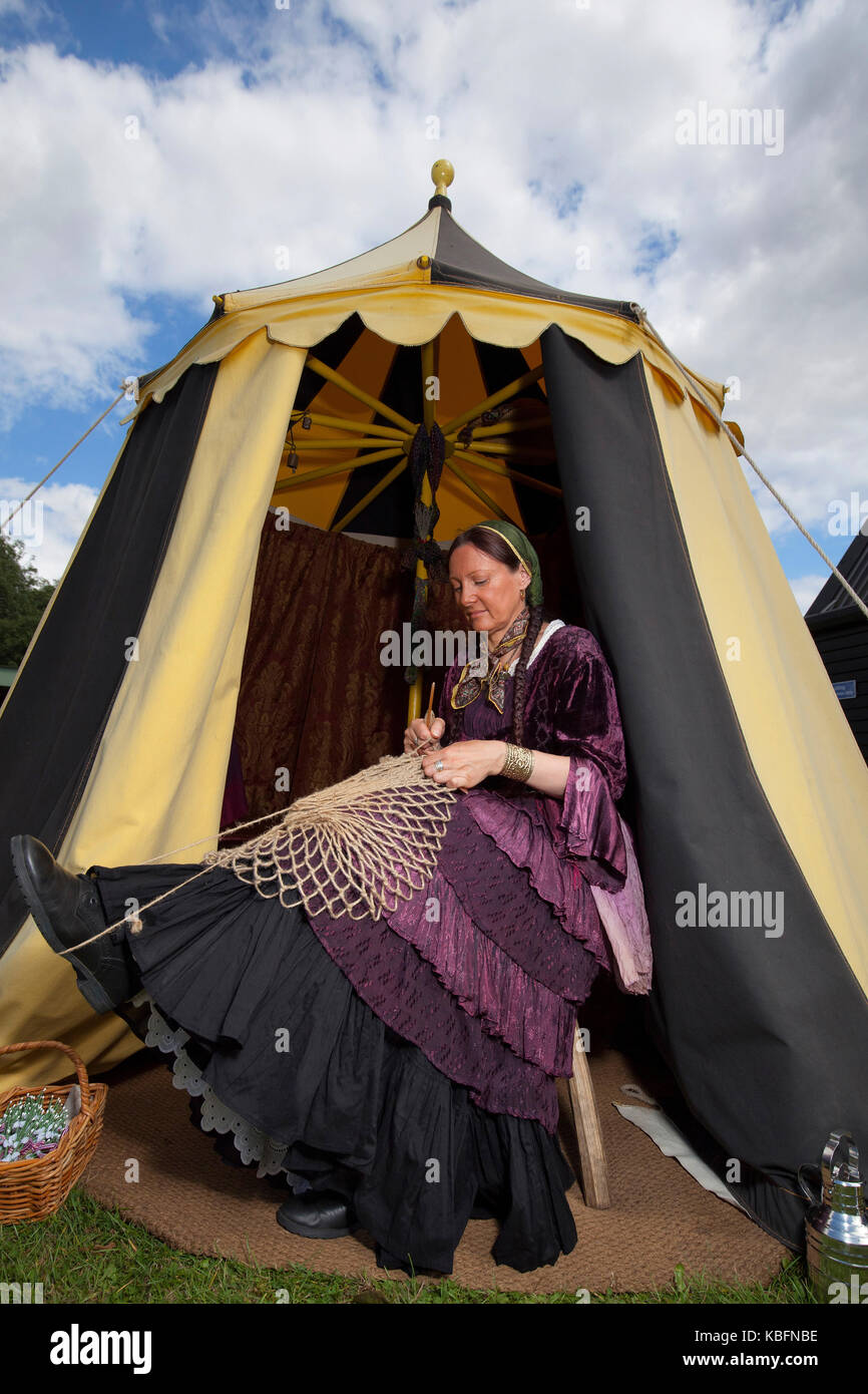 19. jahrhundert Zigeunerin Hand weben vor ihrem Zelt am East Anglian lebendige Geschichte fayre Stockfoto