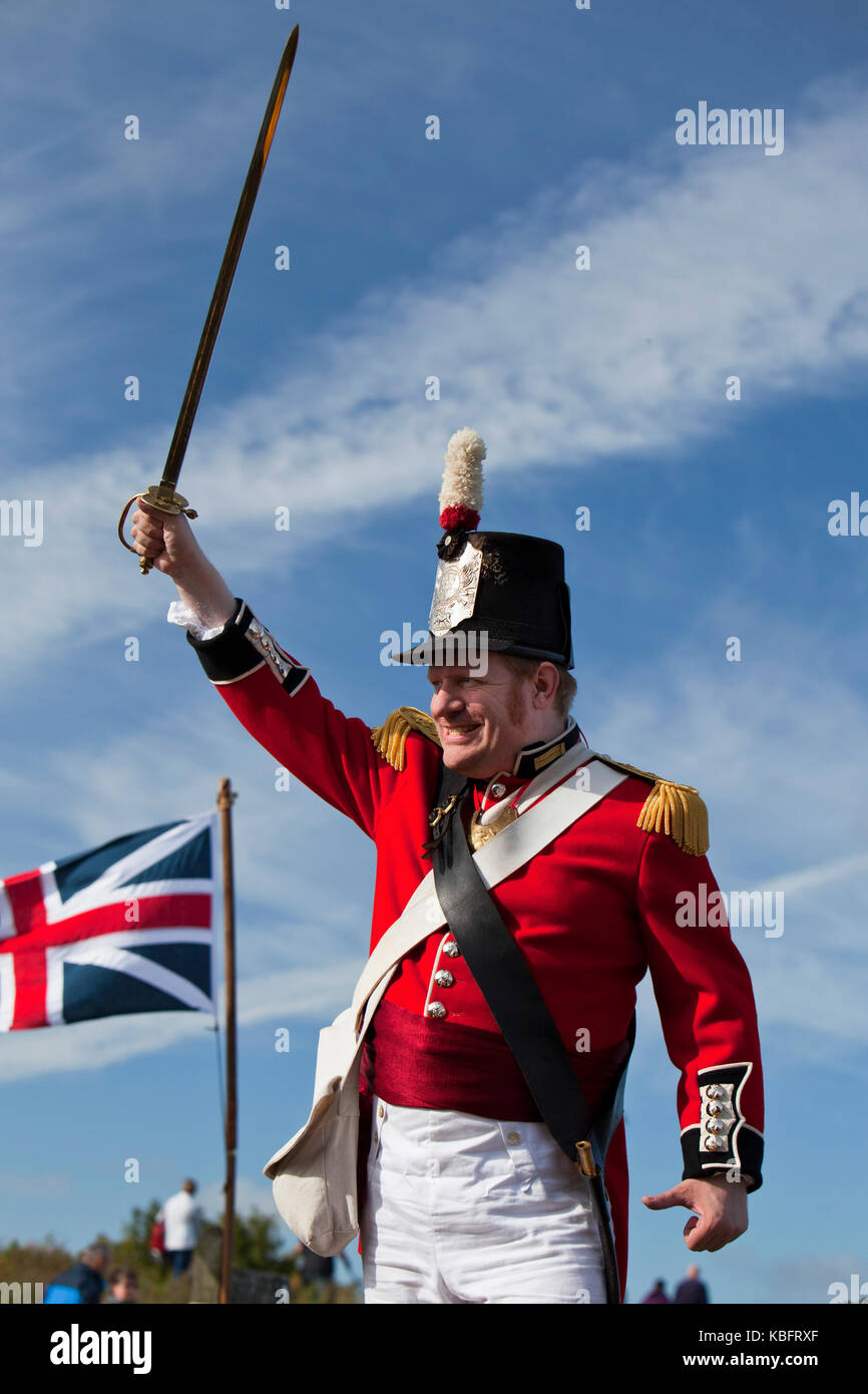 Red Coat britische Armee Offizier mit Schwert overhead gezeichnet Stockfoto