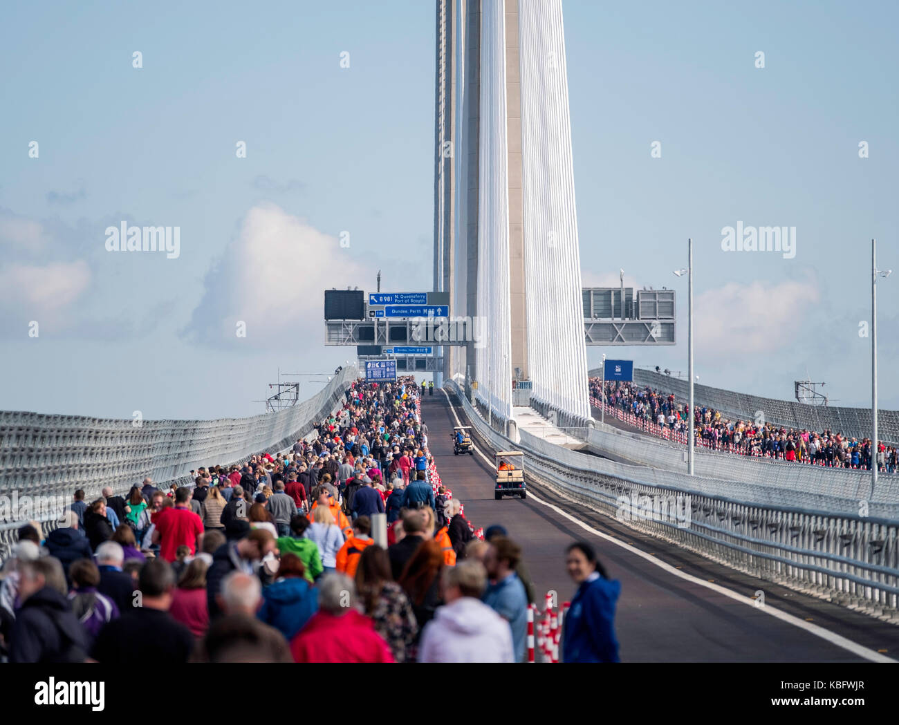 Mitglieder der Öffentlichkeit laufen über die neue Queensferry Crossing Bridge, bevor sie offiziell eröffnet wird. Schottland, Vereinigtes Königreich. Stockfoto