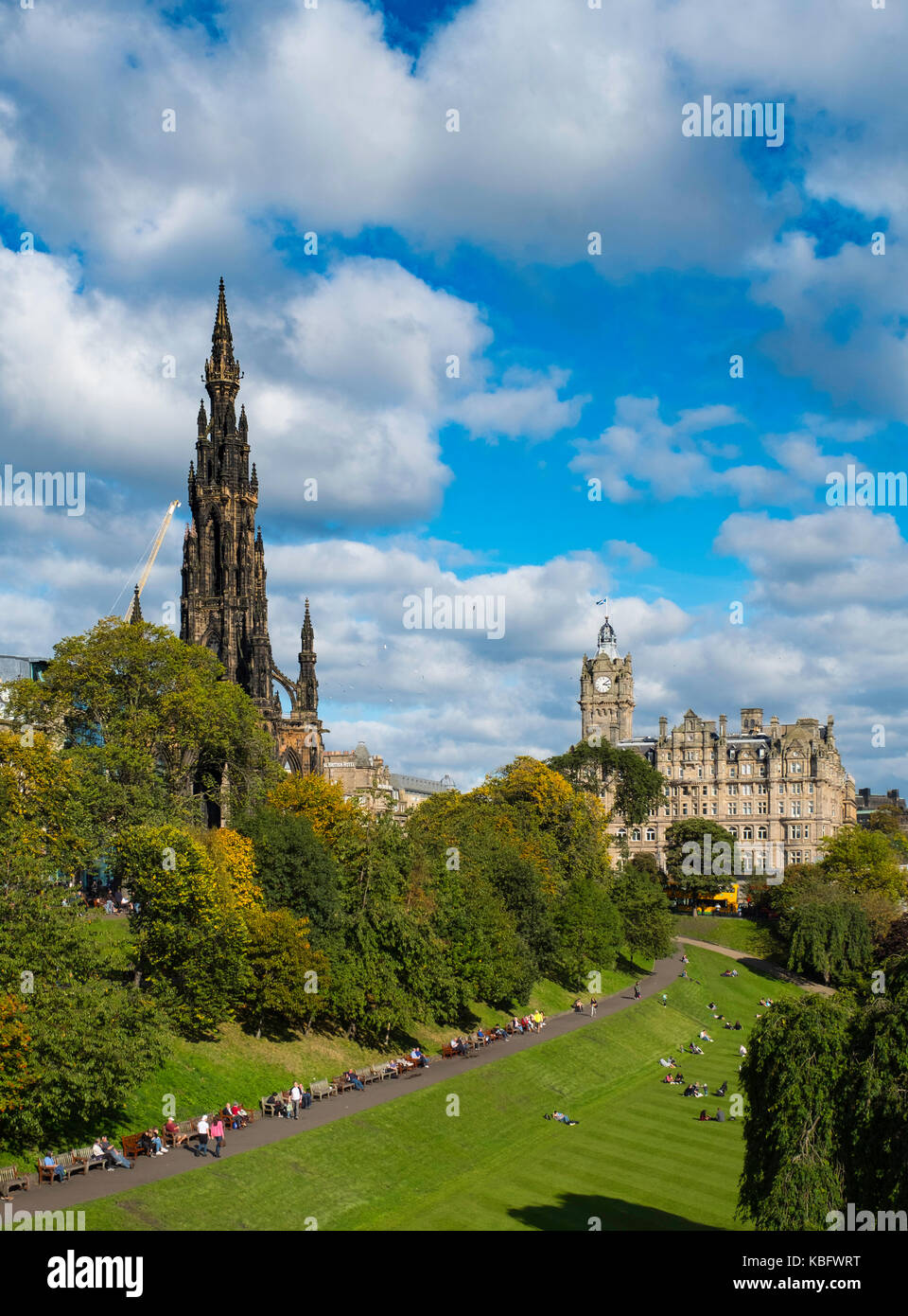 Blick über die Princess Street Gardens zu Scott Monument und das Balmoral Hotel in Edinburgh, Schottland, Vereinigtes Königreich. Stockfoto