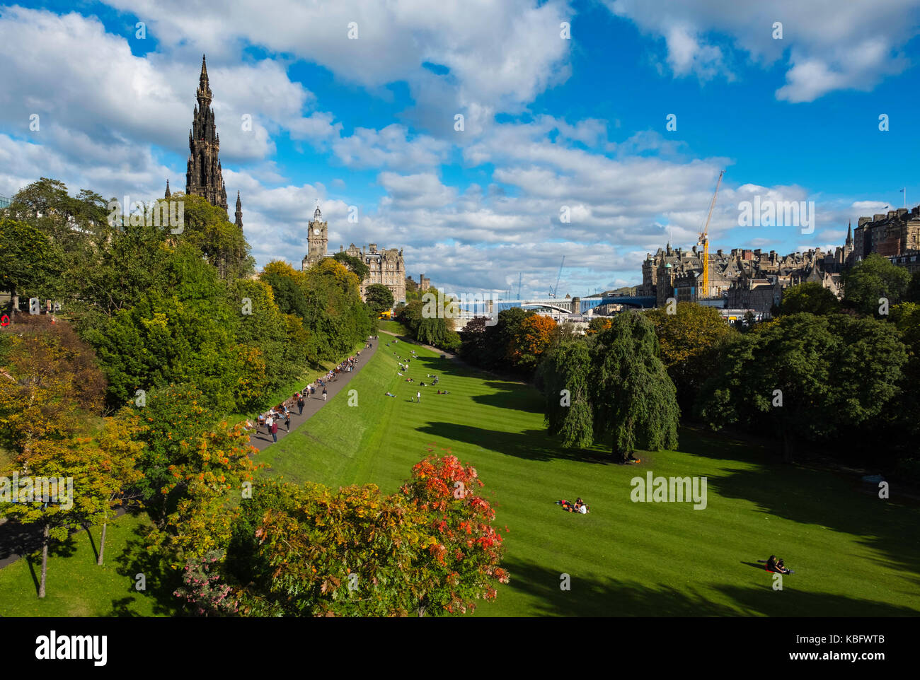 Blick über die Princess Street Gardens zu Scott Monument in Edinburgh, Schottland, Vereinigtes Königreich. Stockfoto