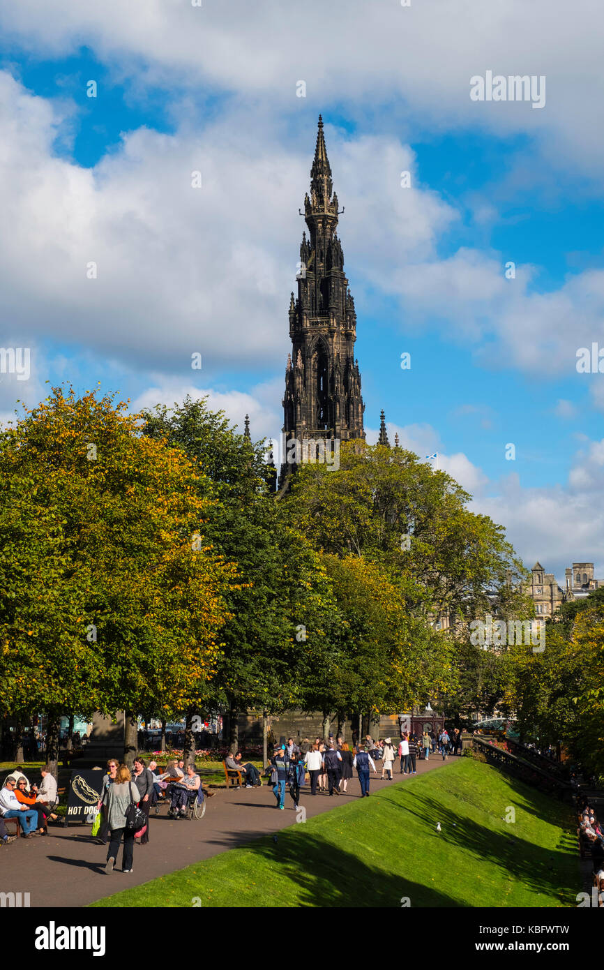 Blick über die Princess Street Gardens zu Scott Monument in Edinburgh, Schottland, Vereinigtes Königreich. Stockfoto