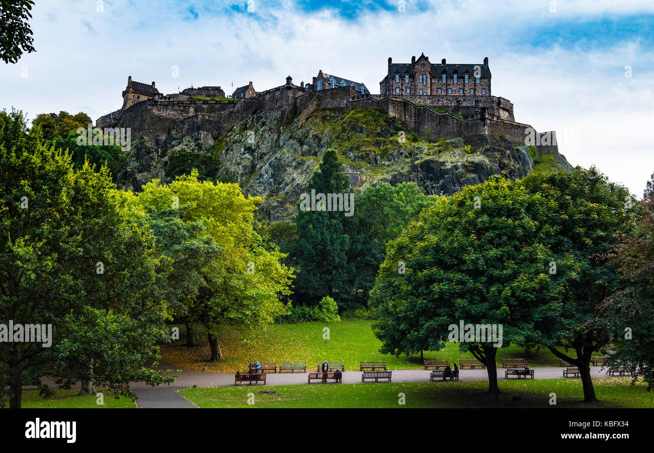 Blick auf die Burg von Edinburgh von der Princes Street Gardens in Edinburgh, Schottland, Vereinigtes Königreich Stockfoto