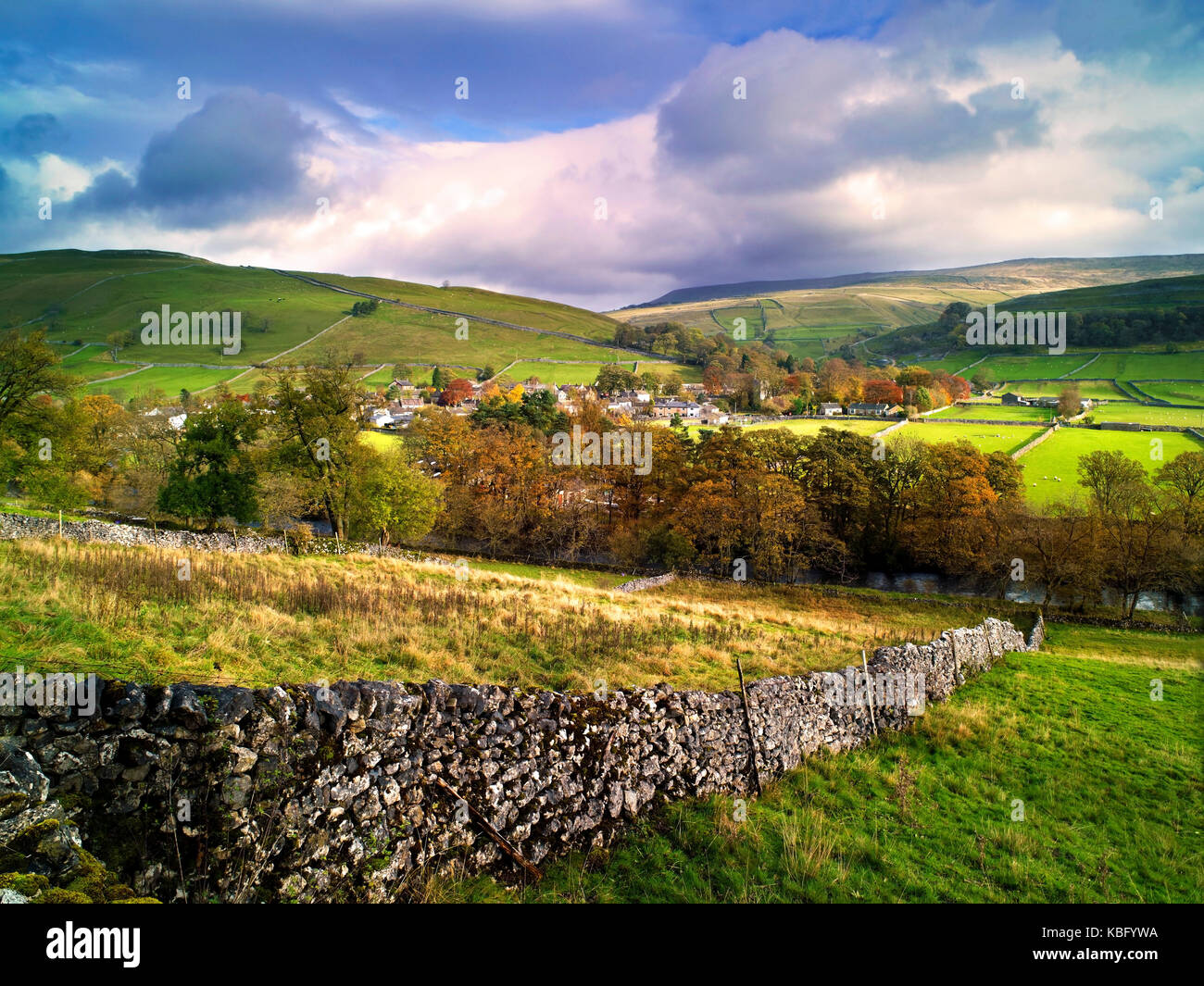 Am nächsten Morgen einen frühen Blick auf kettlewell in den Yorkshire Dales auf dem Höhepunkt der Herbst Stockfoto