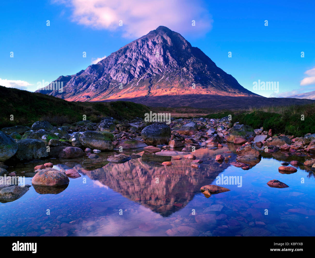 Ein sonniger Blick auf den berühmten Berg Buachaille Etive Mor und seine Reflexion, Rannoch Moor in den schottischen Highlands Stockfoto