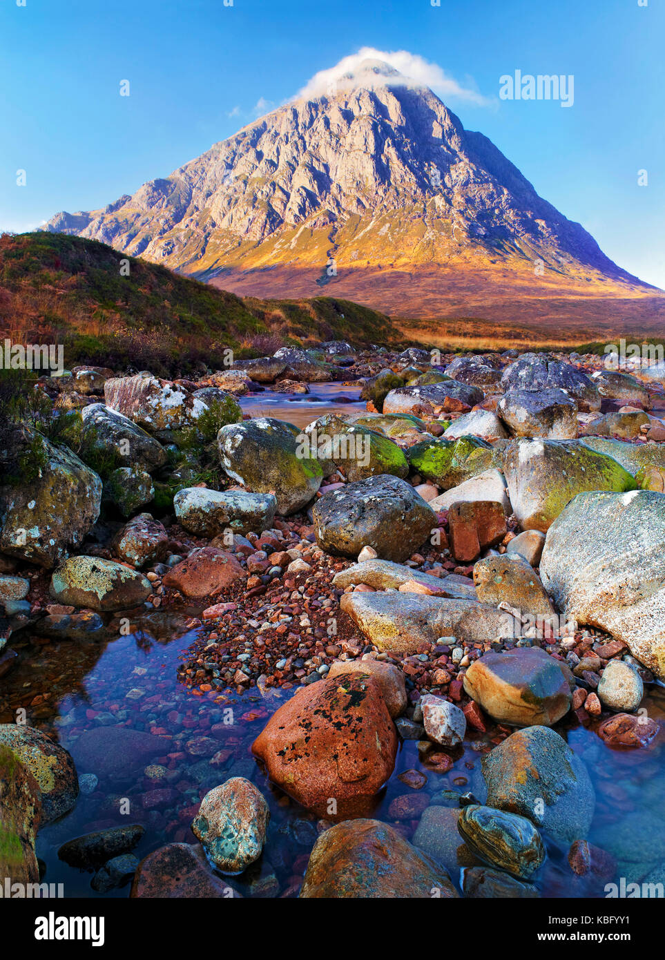 Ein sonniger Blick auf den berühmten Berg Buachaille Etive Mor in Rannoch Moor in den schottischen Highlands Stockfoto