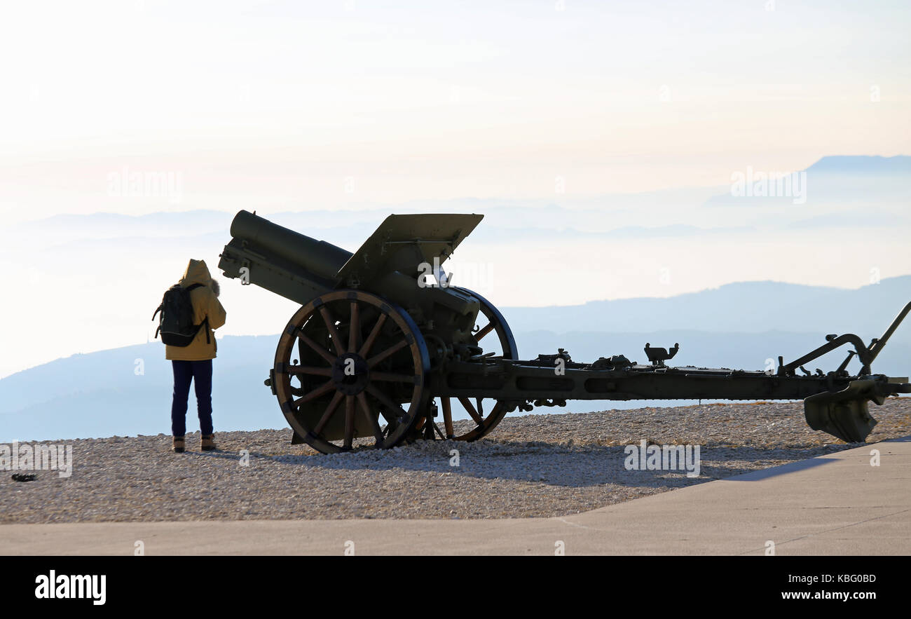 Alte Kanone im Ersten Weltkrieg in Italien verwendet und ein Junge im Winter Stockfoto