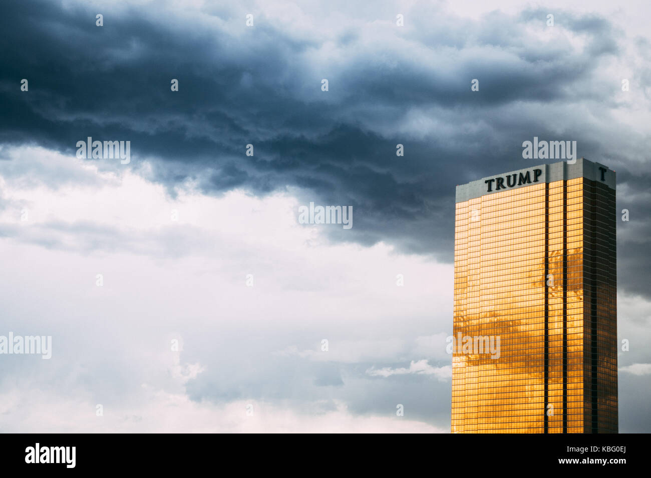 Trump International Hotel Las Vegas, NV gegen einen dunklen und düsteren Himmel. Trübe für Präsident Donald Trump. Stockfoto
