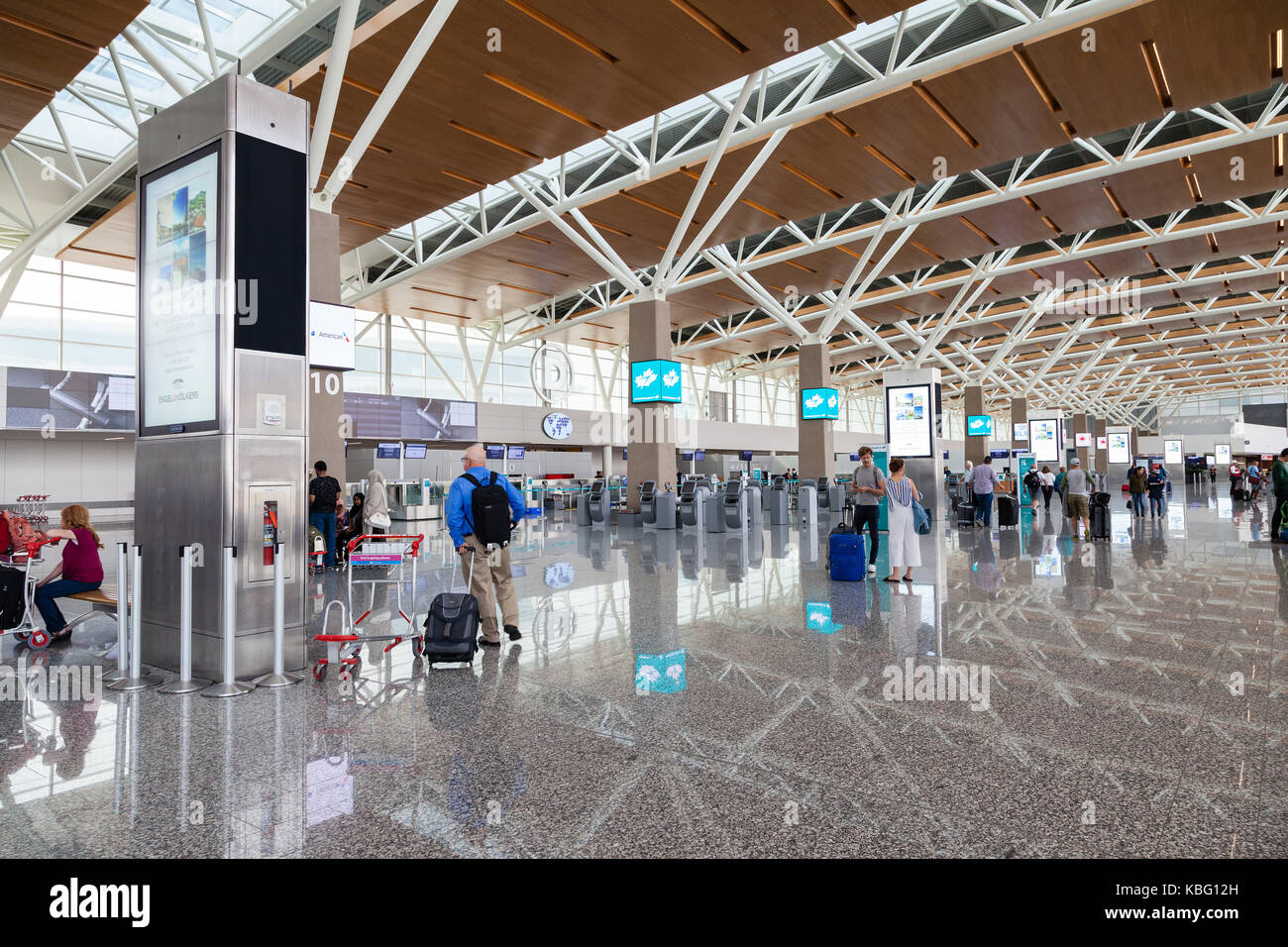 CALGARY, Kanada - 30. AUGUST 2017: die Passagiere am internationalen Terminal von Calgary International Airport. 1938 eröffnet, der Flughafen bietet nicht-s Stockfoto