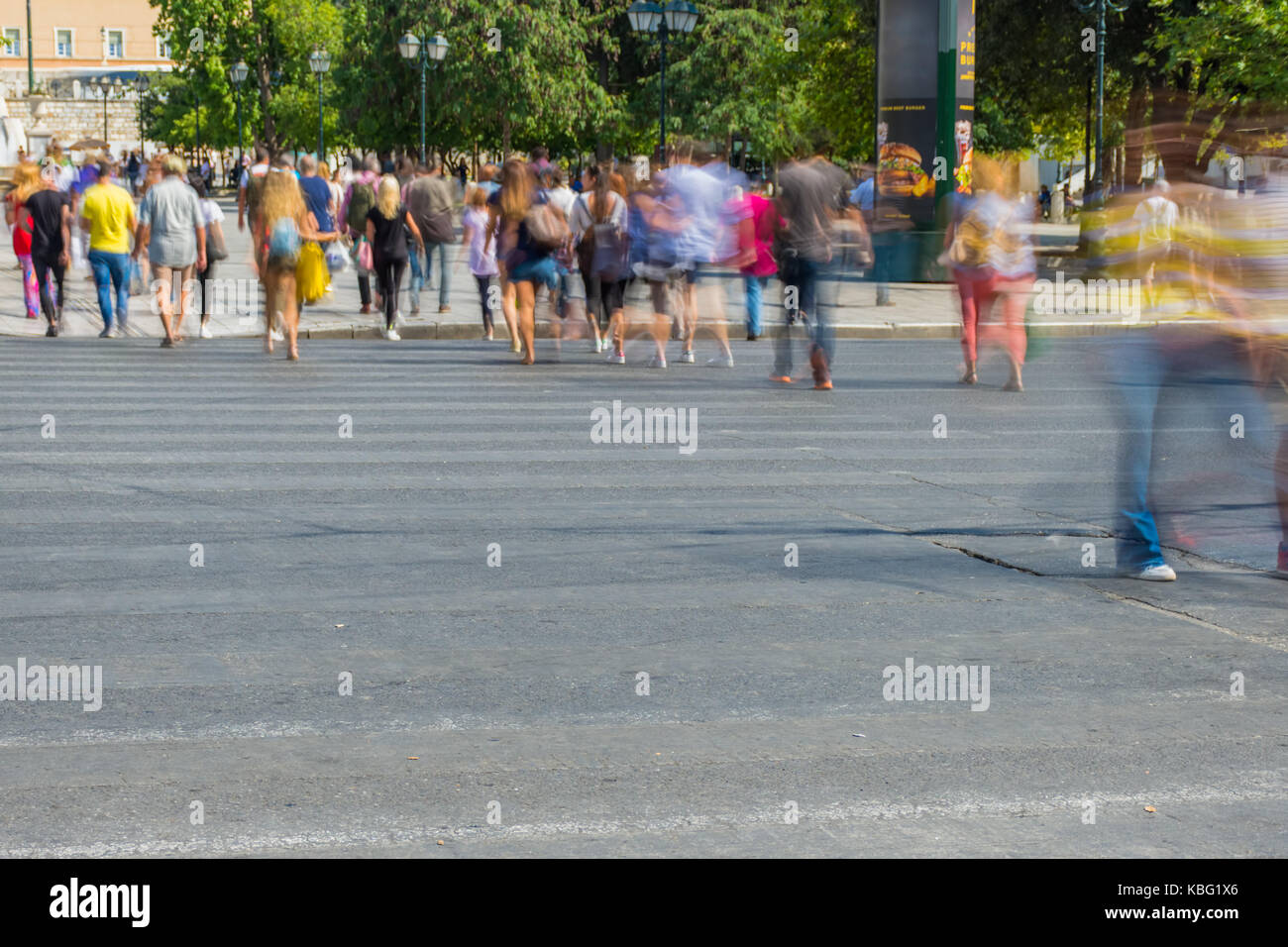 Blurry Menschen zu Fuß auf der Straße von Athen Stockfoto