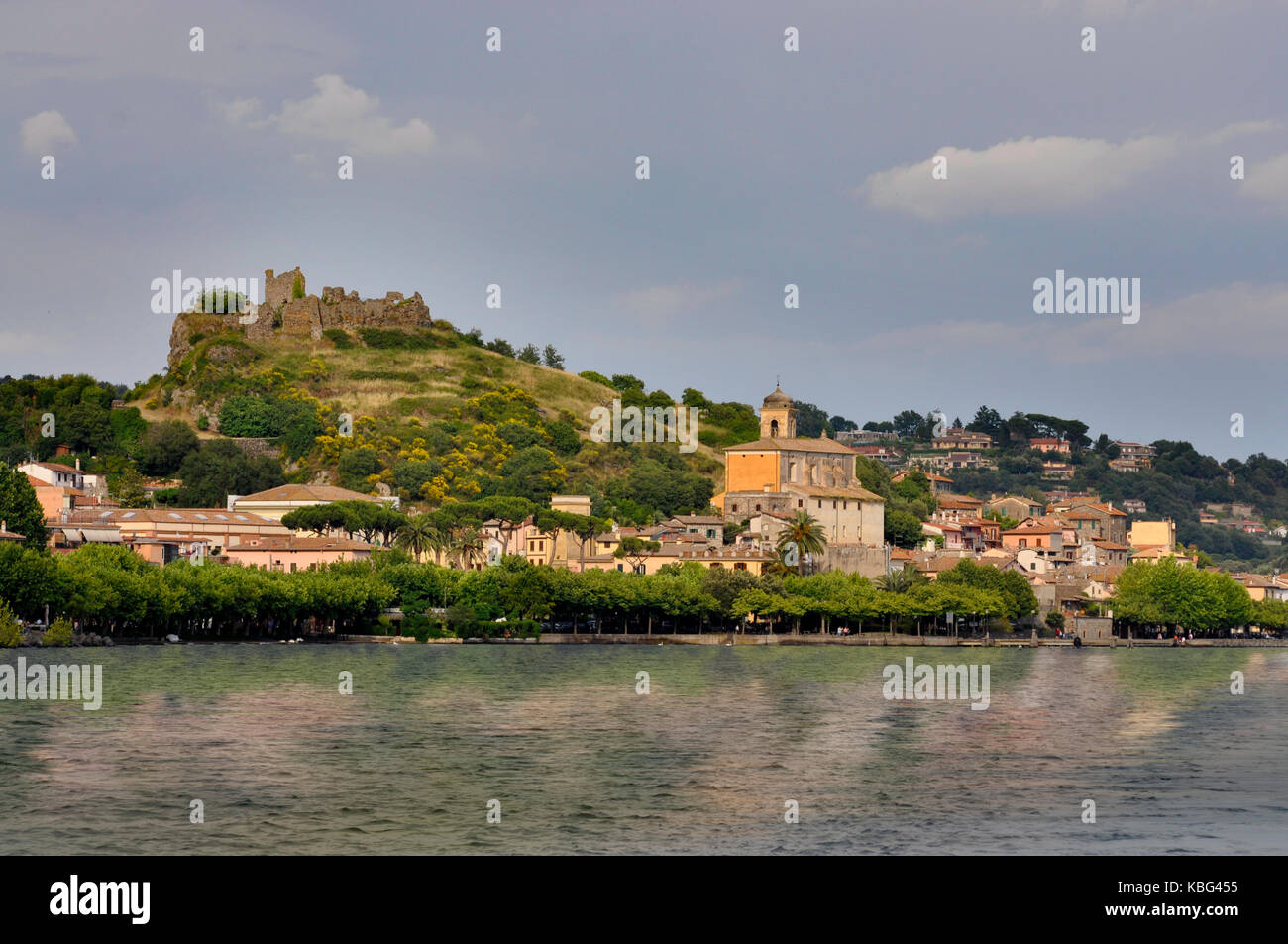 Trevignano Romano mit ruiniert Orsini Schloss in der oberen. Stockfoto