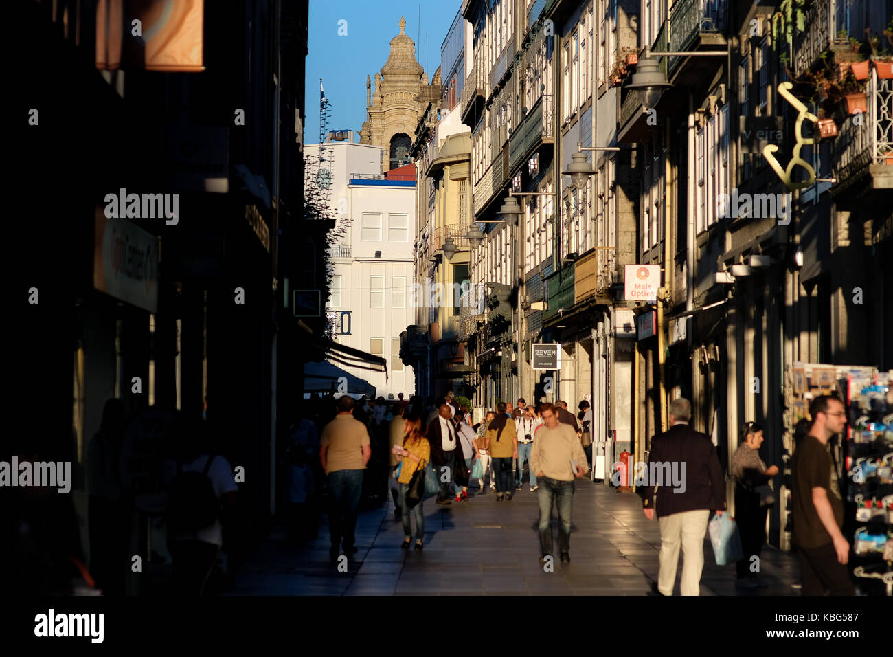 Straßen von Braga in Portugal, der Hauptstadt der Region Minho, der lokalen Bevölkerung und Besucher teilen sich die Straßen in der Innenstadt. Stockfoto