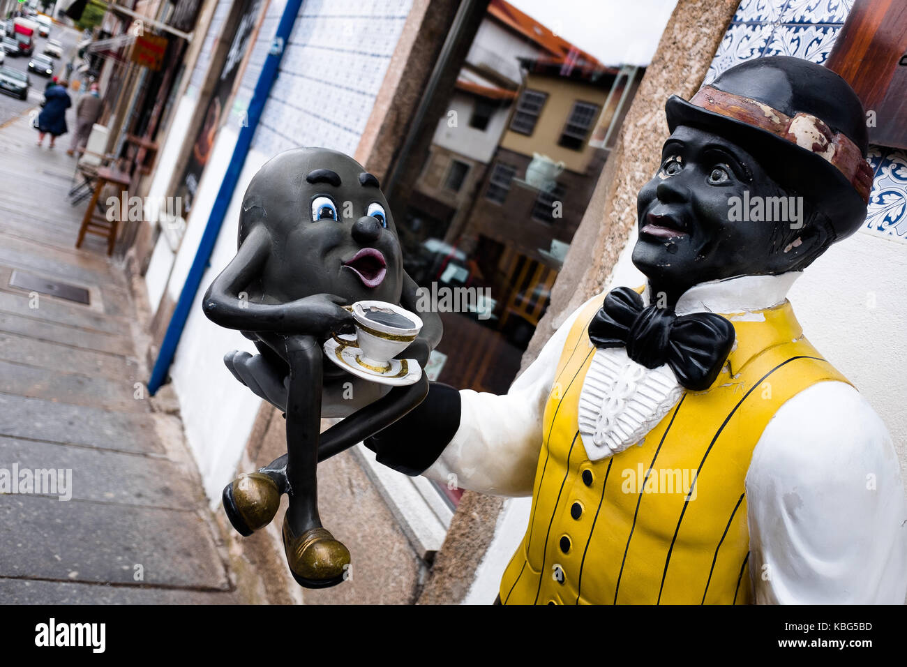 Skulptur an einem bürgersteig Street Cafe in Portugal Stockfoto
