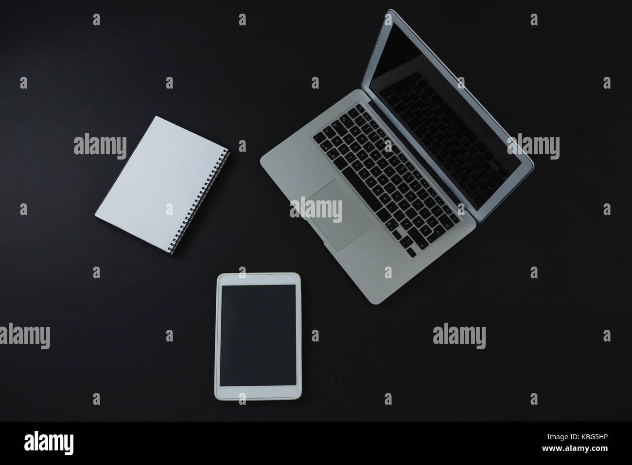 Overhead von Notebook, digitale Tablet und Veranstalter auf schwarzem Hintergrund Stockfoto