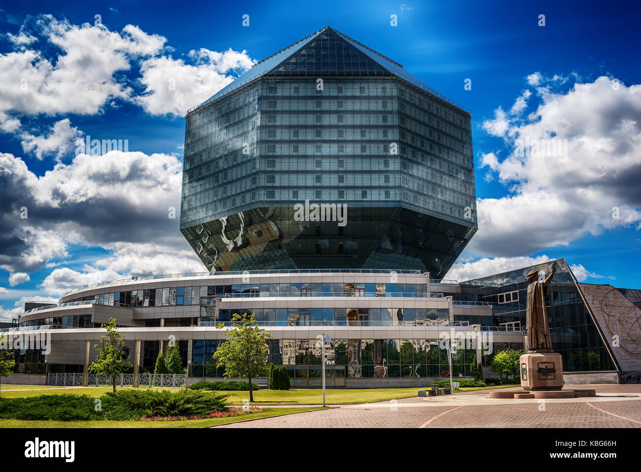 Minsk, Weißrussland: Die Bibliothek im Sommer Stockfoto