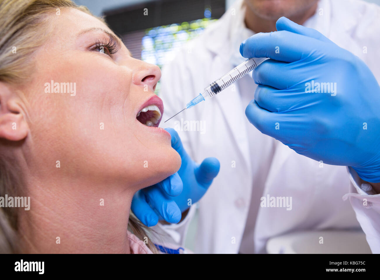 Frau Beim Zahnarzt Spritze Stockfotos und bilder Kaufen Alamy