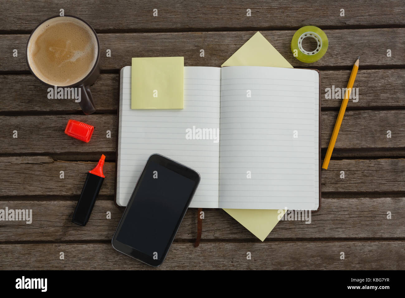 Die Gemeinkosten der Veranstalter, Kaffee, Mobiltelefon und Schreibwaren auf Holzbrett Stockfoto