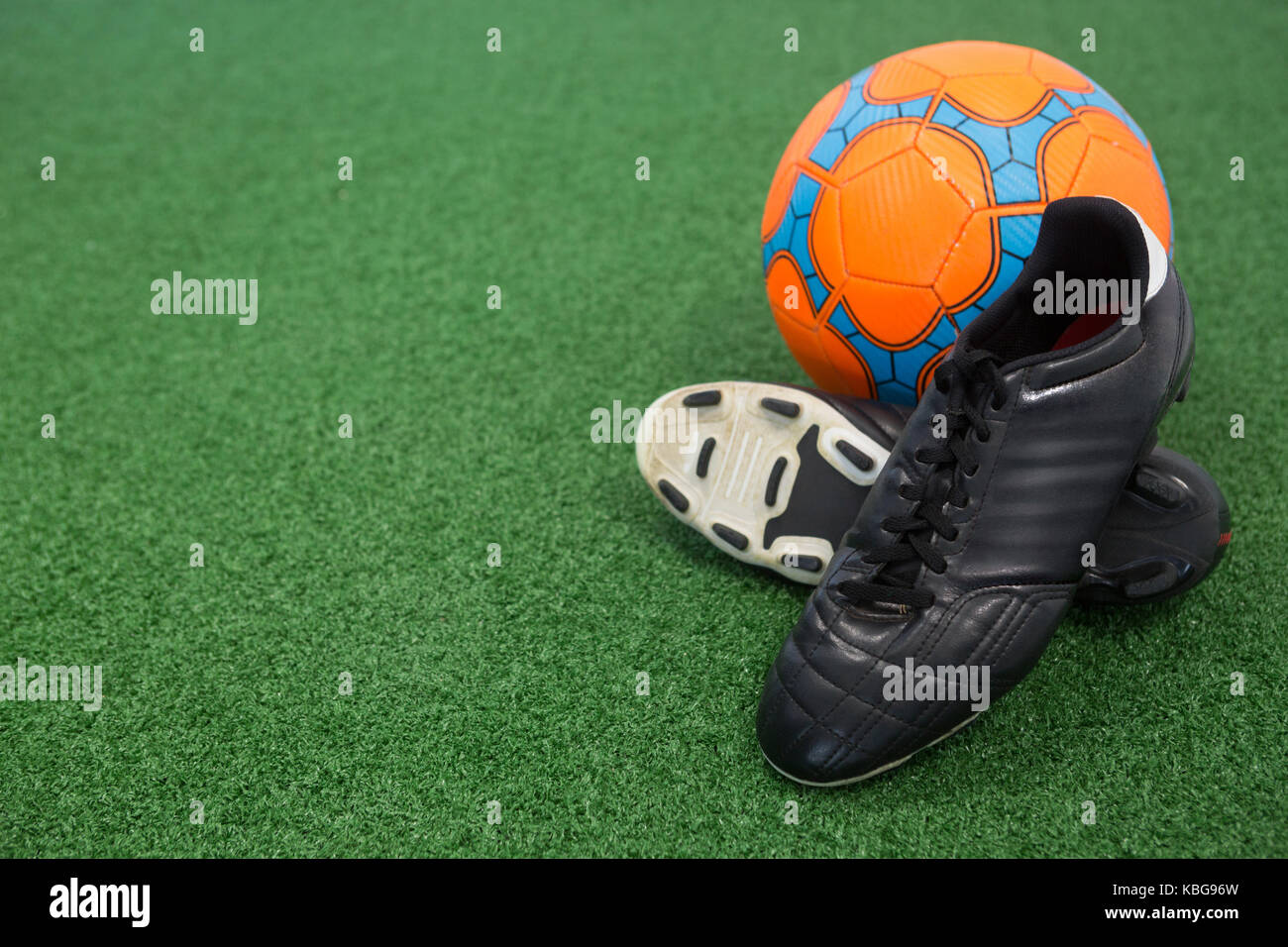 Close-up des Fußballs und Stollen auf Kunstrasen Stockfotografie - Alamy
