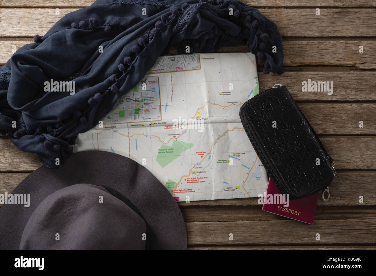Die Gemeinkosten der Reise Zubehör auf hölzernen Tisch Stockfoto