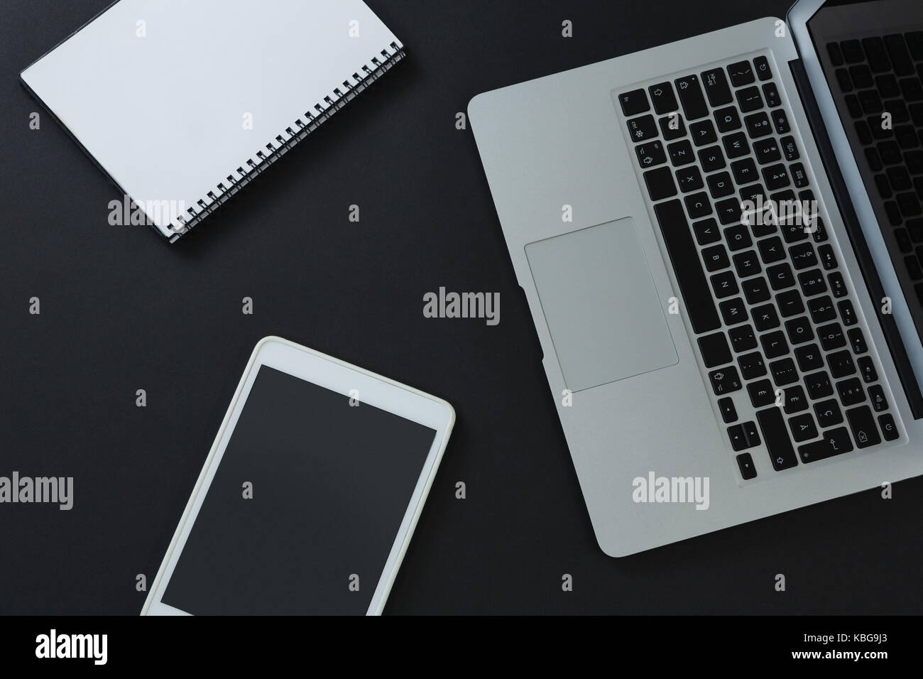 Overhead von Notebook, digitale Tablet und Veranstalter auf schwarzem Hintergrund Stockfoto