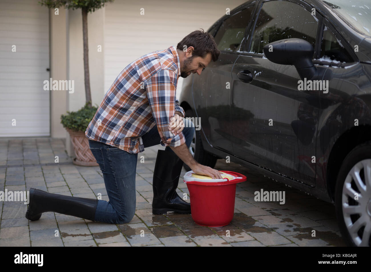 Mann ein Auto waschen an einem sonnigen Tag Stockfoto