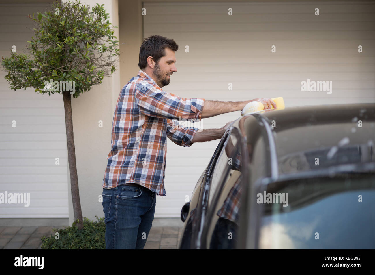 Mann ein Auto waschen an einem sonnigen Tag Stockfoto