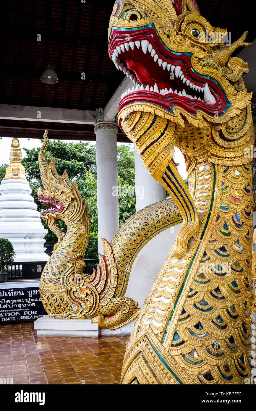 Zugang zum Inneren des Wat Chedi Luang Tempels, Chiang Mai, Thailand Stockfoto