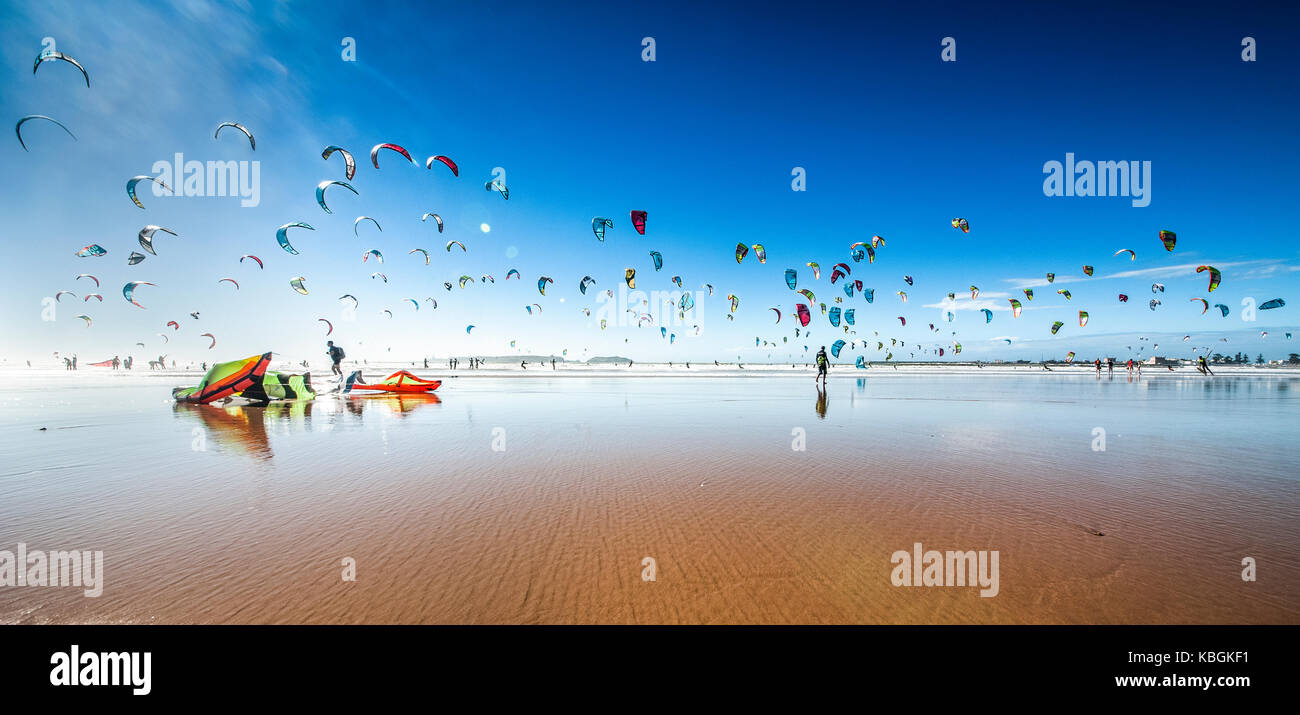 Kite Surfen am Strand von Essaouira, Marokko Stockfoto