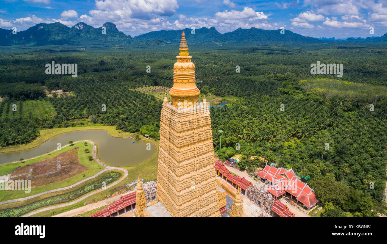 Luftaufnahmen der höchsten Goldene Pagode in Thailand bei Bang Tong Tempel der Provinz Krabi im Süden von Thailand Stockfoto