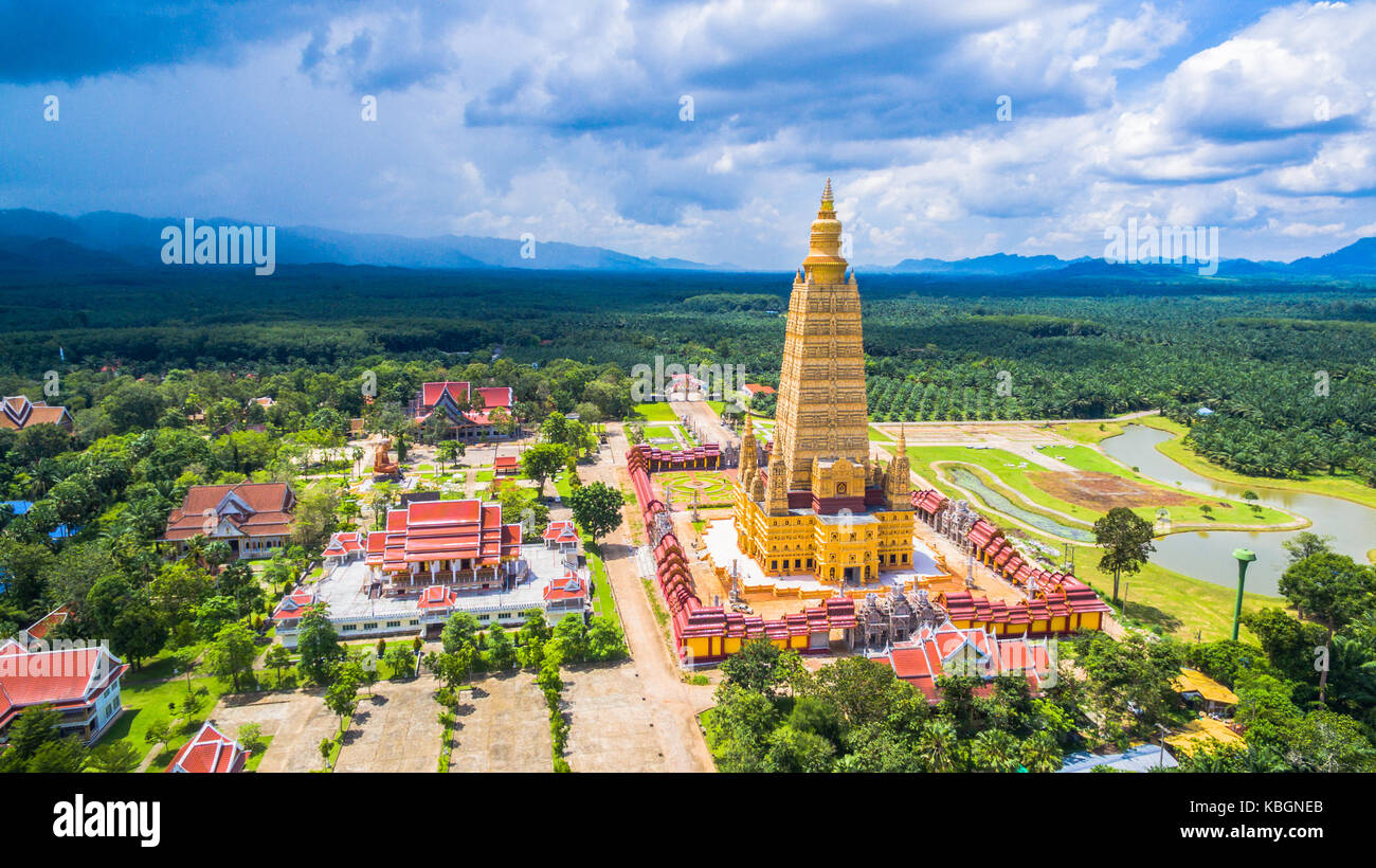 Luftaufnahmen der höchsten Goldene Pagode in Thailand bei Bang Tong Tempel der Provinz Krabi im Süden von Thailand Stockfoto