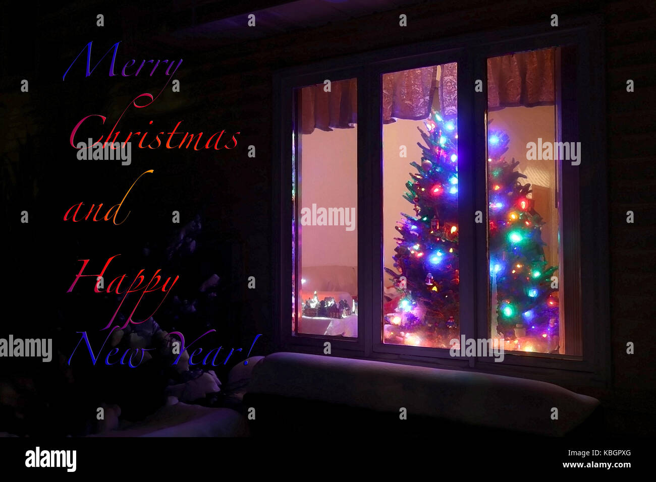 Saisonale urlaub Karte mit Willkommen zu Hause leuchtenden Weihnachtsbaum in einem Fenster auf einem schwarzen Hintergrund, Nacht. Stockfoto