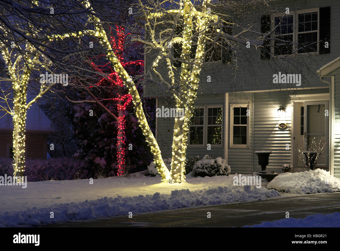 Saisonale Haus im Freien Dekoration. Hintergrund Haus mit Vorgarten, durch frischen Schnee zu Weihnachten und Neujahr eingerichtet. Nacht Szene Stockfoto