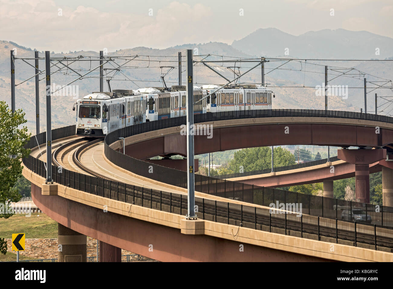 Lakewood, Colorado - ein Zug auf dem 'W' von rapid transit system Denver's kreuzt eine Autobahn. Die Regional Transportation District betreibt neun Ra Stockfoto