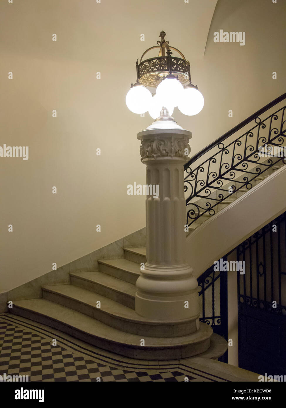 Vintage Konzept. Antike Lampe auf dem Marmor und schmiedeeisernen Treppen Geländer Stockfoto